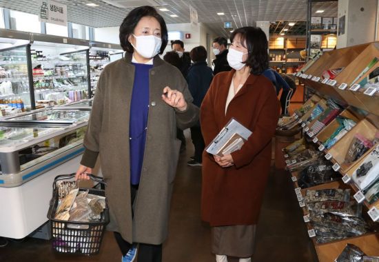 서울시장 보궐선거에 출마한 더불어민주당 소속 박영선 전 중소벤처기업부 장관이 29일 서울 종로구 전국 특산물 지역상생 거점공간인 상생상회에서 농산물을 구매하며 대화하고 있다. / 사진=연합뉴스