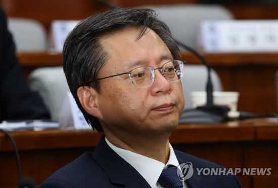 우병우 전 청와대 민정수석이 2016년 12월 23일 오전 국회에서 열린 박근혜 정부의 최순실 등 민간인에 의한 국정농단 의혹사건 진상규명을 위한 국정조사 5차 청문회에서 마지막 심경을 말한 뒤 굳은 표정을 짓고 있다. [연합뉴스 자료사진]