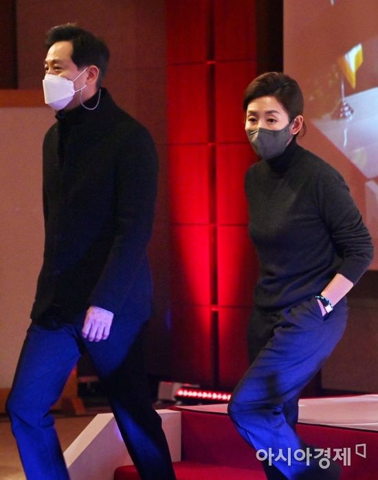 국민의힘 서울시장 경선후보인 나경원, 오세훈 후보가 29일 서울 용산구 백범김구기념관에서 열린 후보 비전스토리텔링PT에서 기념촬영을 한 뒤 자리로 이동하고 있다./국회사진기자단