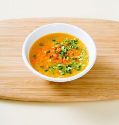 2. 당근과 실파는 송송 썰어 달걀물에 넣어 섞는다.