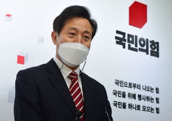 국민의힘 소속 오세훈 전 서울시장이 24일 서울 여의도 국민의힘 중앙당사에서 열린 4.7 서울시장 보궐선거 공천 신청자 면접을 마친 뒤 답변하고 있다. [이미지출처=연합뉴스]