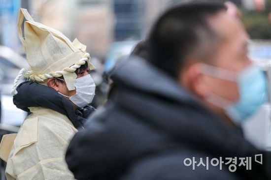 14일 서울 여의도 더불어민주당사 앞에서 헬스장필라테스, 스터디카페, 스크린골프, 코인노래방 등 관계자들이 오는 16일 발표 예정인 집합금지업종 조정 관련 자영업자 3대 공동요구사항을 발표하고 있다./강진형 기자aymsdream@