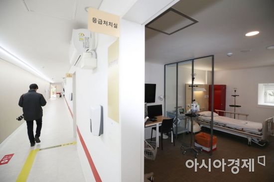 코로나 19 예방접종 대응 추진단과 국립중앙의료원이 코로나19 중앙예방접종센터 지정에 따라 1일 시설을 완비하고 운영개시를 앞두고 있다. 사진은 접종센터 안 응급처치실./김현민 기자 kimhyun81@