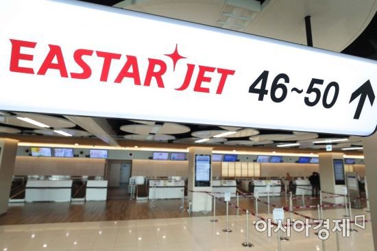24일 이스타항공이 코로나19 확산 여파로 국제선에 이어 국내선 전 노선 운항을 중단하기로 했다. 우리나라 항공사 가운데 첫 셧다운이다. 이날 서울 강서구 김포공항 국내선 청사 이스타항공 발권 창구가 한산하다. /문호남 기자 munonam@