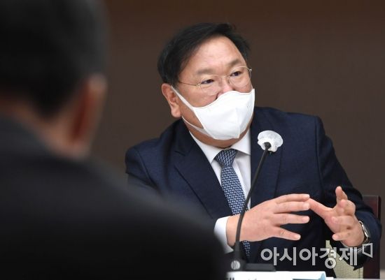 김태년 더불어민주당 원내대표가 28일 서울 중구 대한서울상공회의소에서 열린 더불어민주당 규제혁신추진단-대한상의 정책간담회에 참석, 인사말을 하고 있다./국회사진기자단