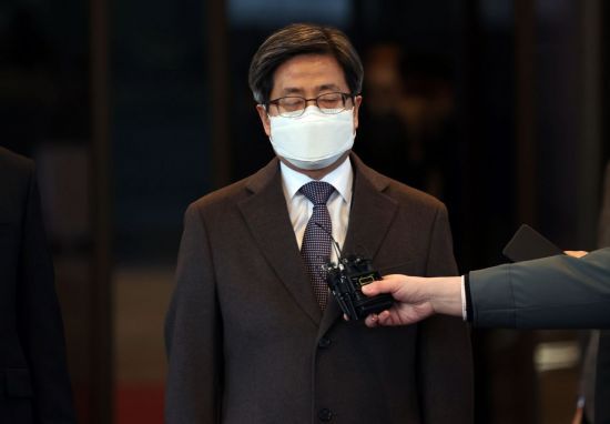 4일 오후 김명수 대법원장이 서울 서초구 대법원에서 퇴근하며 취재진 질문에 답하고 있다. [이미지출처=연합뉴스]