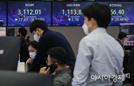 금융위원회가 오는 5월 3일부터 코스피200, 코스닥150 지수 구성종목에 한해 공매도 재개를 발표한 가운데 4일 서울 중구 하나은행 딜링룸에서 딜러들이 업무를 보고 있다./강진형 기자aymsdream@