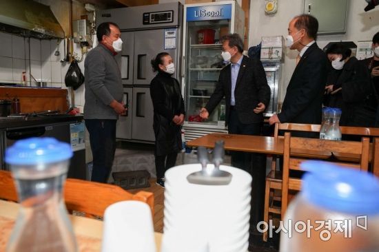 권칠승 중소벤처기업부 장관이 5일 서울 마포구 한 상가 음식점을 방문해 새희망버팀목자금에 대해 말하고 있다./강진형 기자aymsdream@