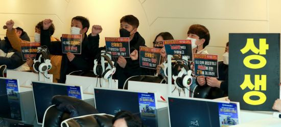 8일 자정 서울 강서구의 한 피시방에서 코로나19 대응 전국자영업자 비상대책위 주최로 열린 방역기준 불복 개점 시위에서 참석자들이 정상 영업을 촉구하며 구호를 외치고 있다. 이날 시위에서 피시방 업주들은 방역 당국의 획일적인 영업시간 제한 폐지, 형평성 있는 방역기준 조정과 대책 마련을 촉구했다. [이미지출처=연합뉴스]