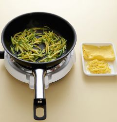 3. 달걀은 황백으로 나누어 지단을 부쳐 채 썰고 애호박은 팬에 식용유를 두르고 볶는다.