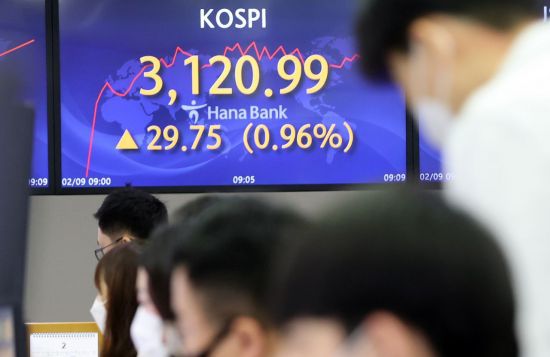 9일 서울 명동 하나은행에서 직원들이 업무를 보고 있다./ 사진=연합뉴스