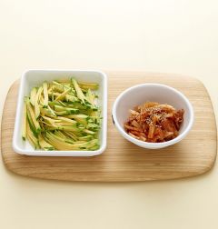 1. 김치는 먹기 좋게 썰어 깨소금과 참기름에 무친다. 애호박은 채 썬다.