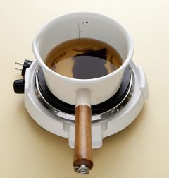 2. 냄비에 물 5컵과 국멸치, 다시마를 넣고 끓인다. 국물이 끓어오르면 불을 줄여서 5분 정도 더 끓여 국멸치와 다시마를 건져내고 국간장, 소금, 후춧가루로 간을 한다.