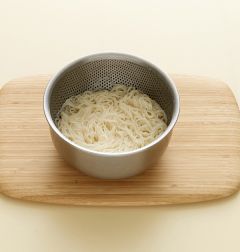 4. 냄비에 물을 끓여 끓으면 소금과 소면을 넣고 삶아서 찬물에 헹구어 체에 밭친다.