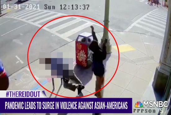 84세 태국계 미국인 남성이 미국 샌프란시스코에서 아침 산책을 하던 중 19세 청년의 공격을 받고 쓰러지고 있다. 사진=MSNBC 캡처.