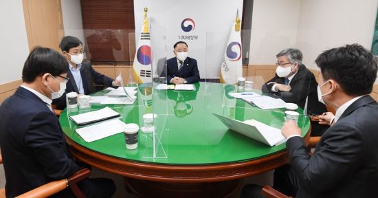 홍남기 경제부총리 겸 기획재정부 장관(가운데)이 10일 서울 광화문 정부서울청사에서 열린 관계장관회의를 주재하고 있다. 이호승 청와대 경제수석(왼쪽 두 번째)과 이재갑 고용노동부 장관(왼쪽 네 번째) 등이 참석했다. 2021.2.10 [이미지출처=연합뉴스]