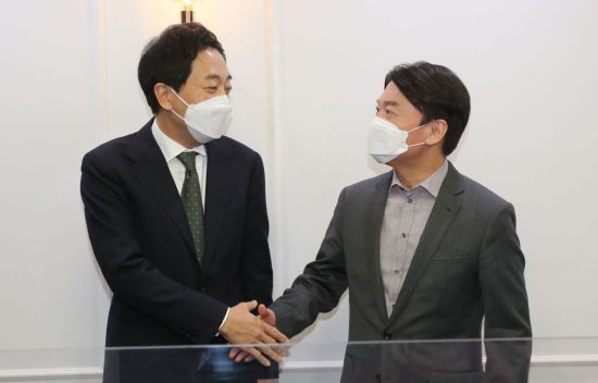 안철수 국민의당 대표와 무소속 금태섭 전 의원이 '제3지대' 단일화 방식을 협상하기 위해 4일 오후 서울 여의도 국회 의원회관에서 회동, 악수하고 있다. (사진=연합뉴스)