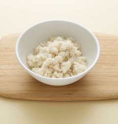 2. 밥에 참기름, 소금, 깨소금을 넣고 간을 한다.