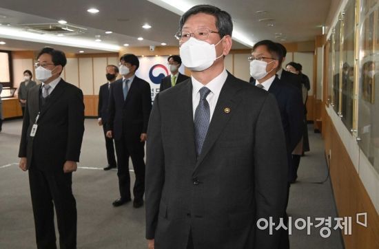 이용구 법무부 차관이 1일 경기 정부과천청사에서 열린 박범계 법무부 장관 취임식에 참석하고 있다./과천=강진형 기자aymsdream@