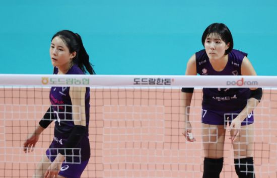 학교폭력 가해자로 지목된 여자 프로배구 흥국생명 이재영(오른쪽)과 이다영. 사진=연합뉴스