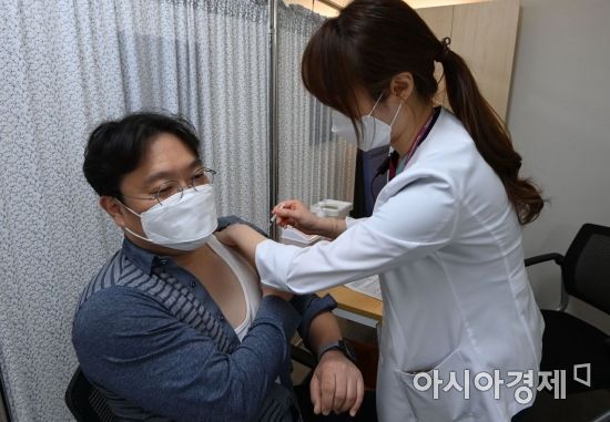 지난 9일 오후 서울 중구 국립중앙의료원 종합암예방접종센터에서 열린 백신 접종 모의 훈련에서 의료진이 훈련 참가자에게 백신을 접종하고 있다. /사진공동취재단