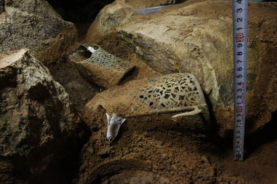 나주 정촌고분 금동신발 출토 모습