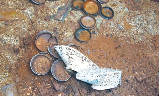 고창 봉덕리 1호분 금동신발 발굴 모습