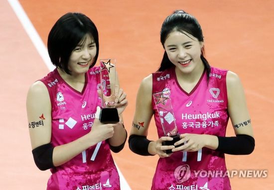 학교폭력 가해자로 지목된 여자 프로배구 흥국생명 이재영(왼쪽)과 이다영. 사진=연합뉴스