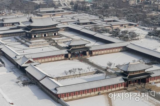 13일 서울 종로구 경복궁에 전날 내린 눈이 쌓여 있다./강진형 기자aymsdream@
