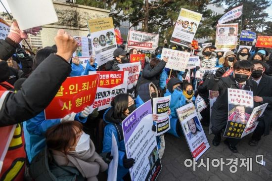 양부모 학대로 숨진 '정인이 사건' 2차 공판이 열리는 17일 서울 양천구 남부지방법원 앞에서 시민들이 양부모 처벌을 촉구하는 시위를 펼치고 있다./강진형 기자aymsdream@