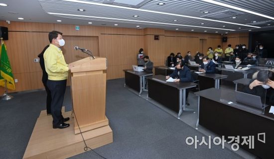 권영진 대구시장이 18일 코로나19 대구확진자 발생 1주년 맞아 담화문을 발표하고 있는 모습.