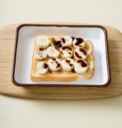 4. 그릇에 토스트를 담고 계피가루와 초코 시럽을 뿌린다.
(Tip 식성에 따라 아이스크림을 곁들여도 맛있다.)