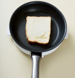 1. 식빵은 토스터나 프라이팬에서 노릇노릇하게 굽는다.