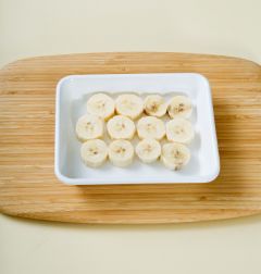 2. 바나나는 일정한 두께로 썬다.