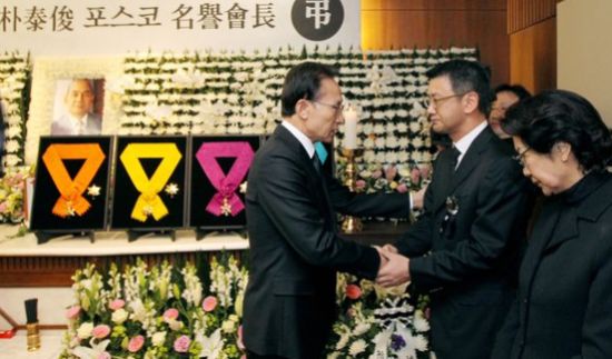 이명박 전 대통령이 지난 2011년 12월 14일 오후 신촌 세브란스병원에 마련된 고 박태준 전 포스코 회장의 빈소를 방문해 청조 근정훈장을 서훈하고 유족들을 위로하고 있다. 사진=청와대