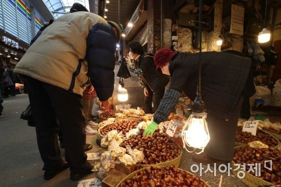 설날 연휴를 이틀 앞둔 9일 서울 동대문구 경동시장에서 시민들이 제수용품을 구매하고 있다. /문호남 기자 munonam@
