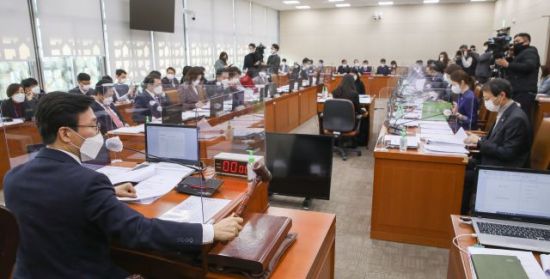 지난 17일 국회에서 열린 보건복지위원회 전체회의에서 김민석 위원장이 의사봉을 두드리고 있다. 연합뉴스