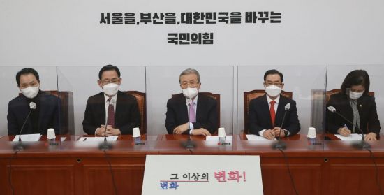 김종인 국민의힘 비상대책위원장(가운데)이 22일 국회에서 열린 비상대책위원회의에서 발언하고 있다. [이미지출처=연합뉴스]