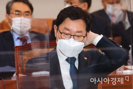 박범계 법무부 장관이 18일 국회에서 열린 법제사법위원회 전체회의에 출석, 머리를 만지고 있다./윤동주 기자 doso7@