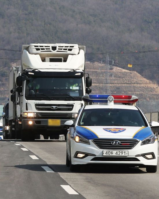 19일 경기도 이천시 지트리비앤티 물류창고에서 열린 아스트라제네카 백신 유통을 위한 백신 유통 제2차 범정부 통합 모의훈련에서 경북 안동 SK바이오사이언스 공장에서 출발한 아스트라제네카 백신 수송 차량이 보관장소에 도착하고 있다. [이미지출처=연합뉴스]