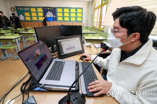 정부가 전국 초중고등학교 개학 관련 입장발표를 앞두고 있는 30일 서울 송파구 영풍초등학교에서 원격수업을 시연하고 있다./강진형 기자aymsdream@
