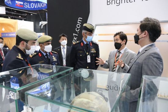 이오시스템은 이번 전시회를 계기로 현지시장을 파악하고 복합 열상 잠망경, 드론용 EO/IR, 양안형 야간투시경 등 복합 전자광학장비 수출을 확대한다는 방침이다.