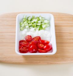 2. 방울토마토는 반으로 자르고 오이와 양파는 병아리콩 크기로 썬다. 
(Tip 오이에 씨가 많을 때에는 반으로 갈라 가운데 씨를 Ⅴ자로 도려내고 썬다.)