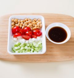 4. 볼에 병아리콩, 방울토마토, 오이, 양파를 담고 드레싱을 넣어 버무린다.