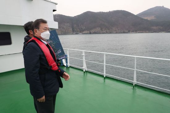 문재인 대통령이 25일 부산에서 열린 '동남권 메가시티 구축 전략 보고'에 참석, 가덕도 공항 예정지를 선상 시찰하고 있다. [이미지출처=연합뉴스]