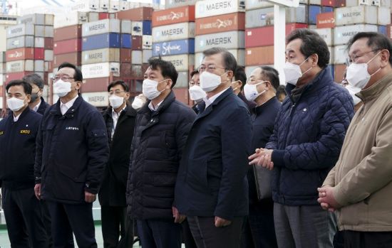 문재인 대통령이 25일 부산에서 열린 '동남권 메가시티 구축 전략 보고'에 참석, 부산신항 한나라호에서 김경수 경상남도지사로부터 동북아 스마트 물류 플랫폼 구축 등 경제공동체 방안을 포함한 '동남권 메가시티 비전' 보고를 받고 있다. [이미지출처=연합뉴스]