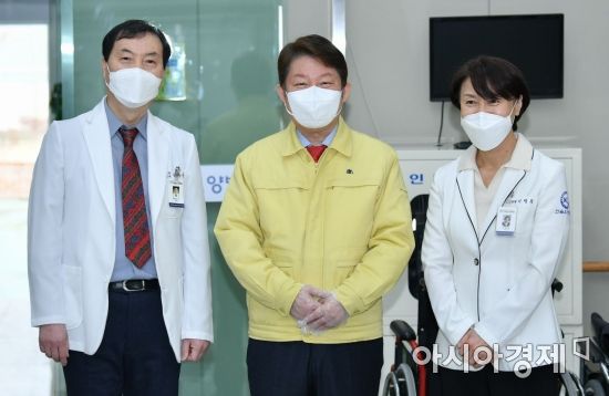 26일 대구지역 첫 백신 접종 현장인 한솔요양병원 황순구(61) 병원장 부부가 권영진 시장과 기념촬영하고 있는 모습.