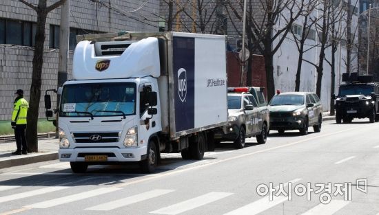 26일 서울 중구 국립중앙의료원 코로나19 백신 중앙접종센터로 국제백신공급기구인 '코백스 퍼실리티'(COVAX facility)를 통해 확보한 화이자 백신 초도 물량을 실은 차량이 군경의 호위를 받으며 도착하고 있다. 이날 들어온 물량은 총 5만8천500명분으로, 평택 물류센터를 거치지 않고 곧바로 중앙 및 권역예방접종센터 5개소로 배송됐다. 화이자 백신 접종은 하루 뒤인 27일 국립중앙의료원 중앙접종센터에서 시작된다./김현민 기자 kimhyun81@