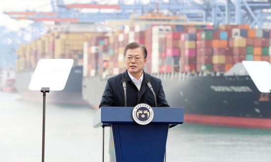 문재인 대통령이 25일 부산신항 다목적 부두에 위치한 해양대학교 실습선 선상에서 열린 '동남권 메가시티 구축 전략 보고'에서 발언하고 있다. [이미지출처=연합뉴스]