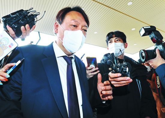 윤석열 검찰총장이 지난 2월 1일 박범계 법무부 장관을 만나기 위해 정부과천청사로 들어서고 있다. 사진=연합뉴스